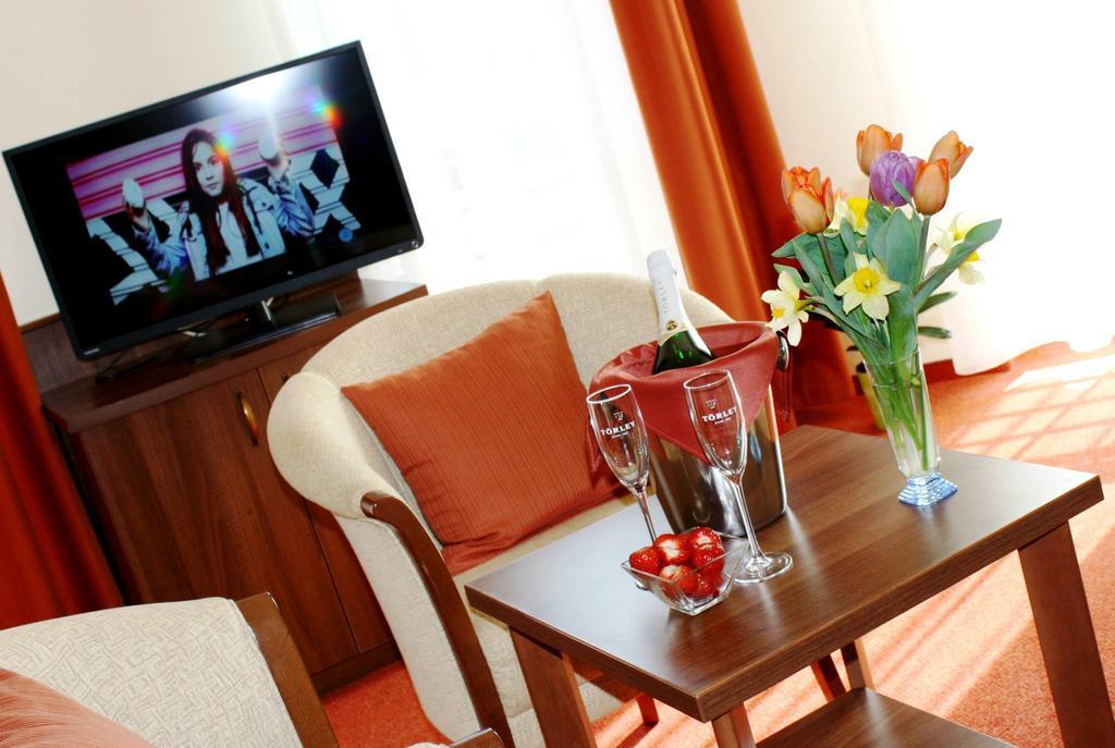Bed & Breakfast Ambrozia Etterem Es Panzio 4*