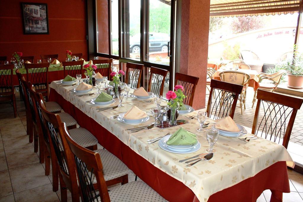 Bed & Breakfast Ambrozia Etterem Es Panzio 4*