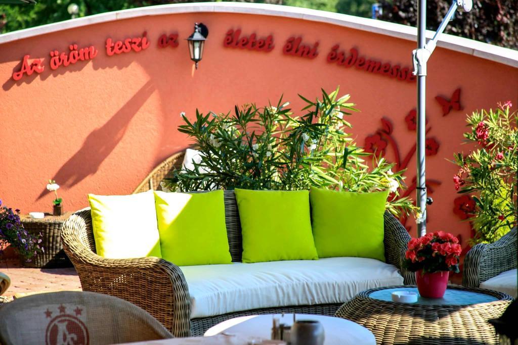 Bed & Breakfast Ambrozia Etterem Es Panzio 4*