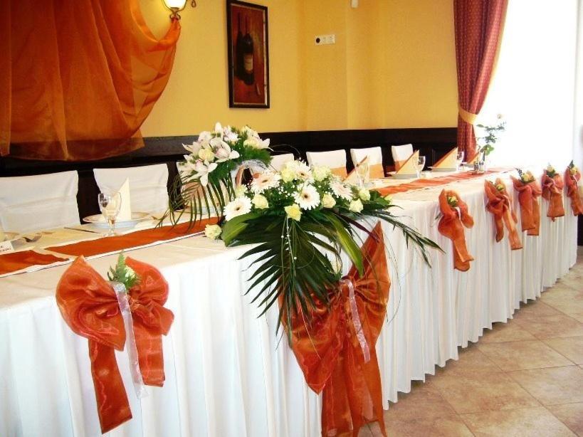 Ambrozia Etterem Es Panzio 4* Kazincbarcika