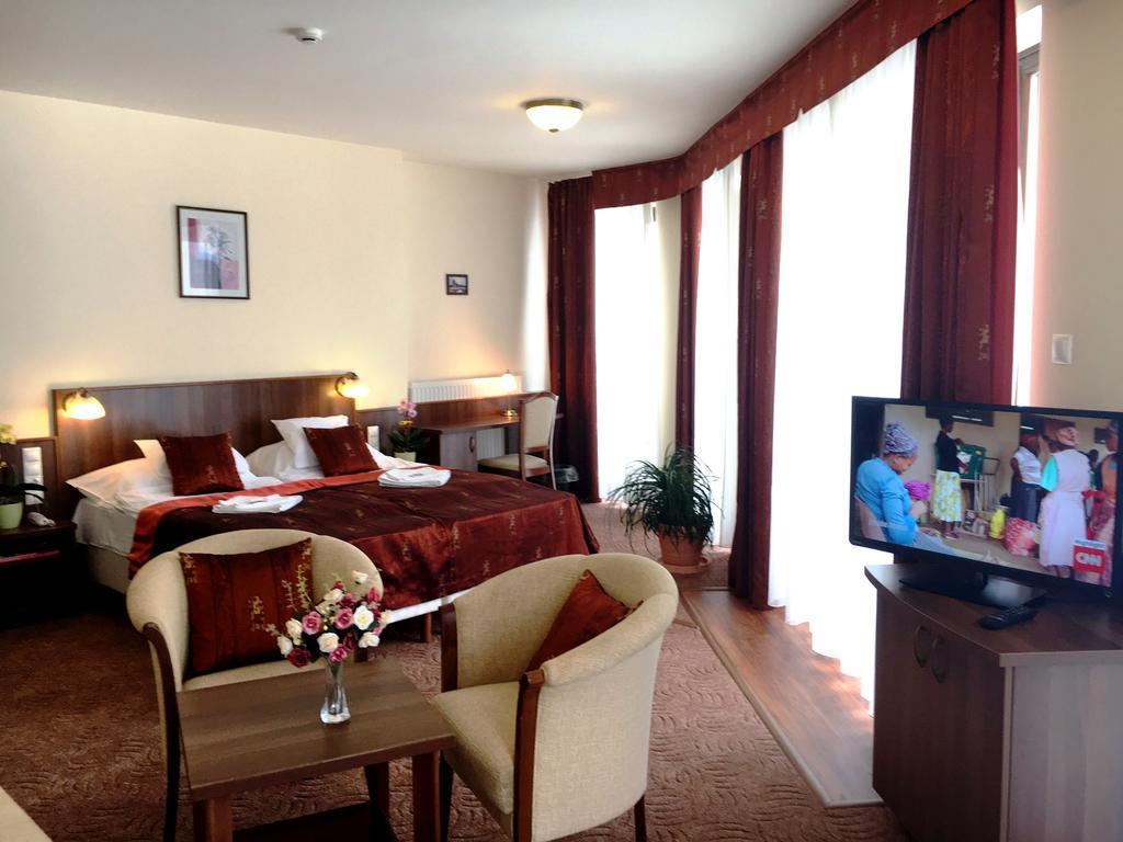Bed & Breakfast Ambrozia Etterem Es Panzio 4*