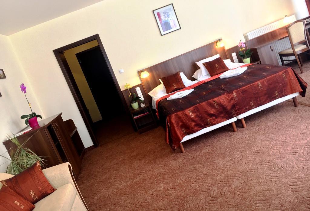 Ambrozia Etterem Es Panzio Bed & Breakfast 4*